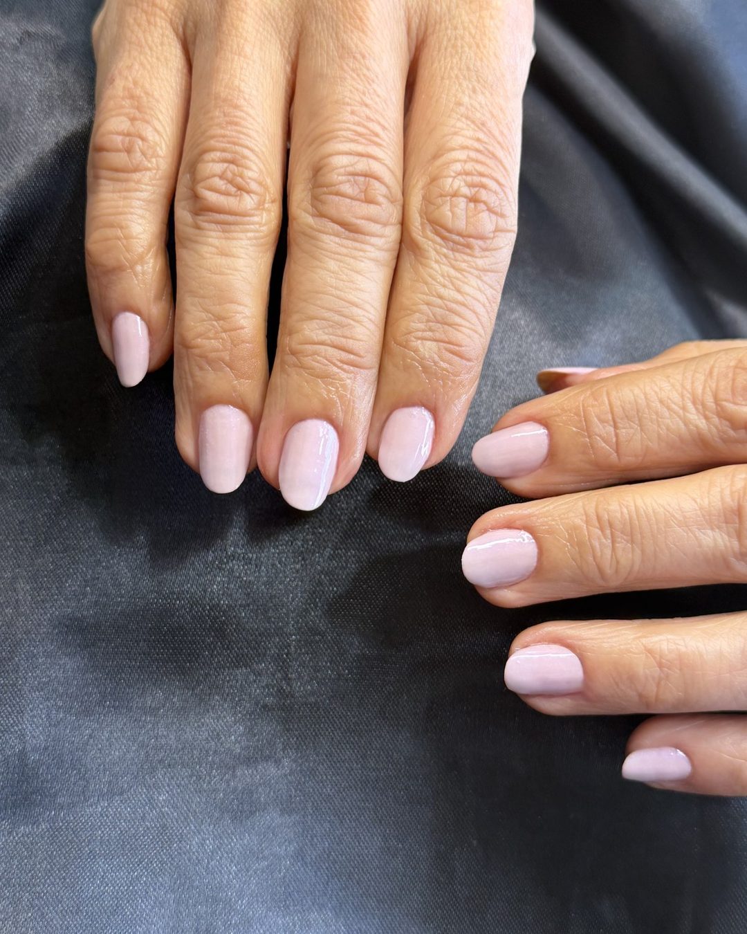 Unhas com esmaltação rosa-claro feitas no Stefany Concept