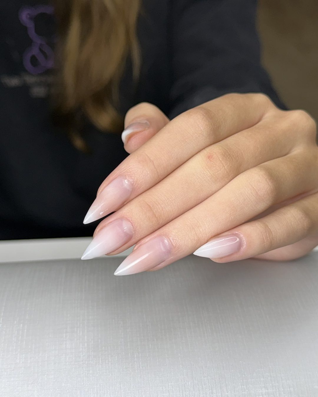Unhas amendoadas nude feitas no Stefany Concept